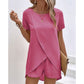 Ensemble deux pièces pour femme composé d'un haut asymétrique et d'un short, couleur unie